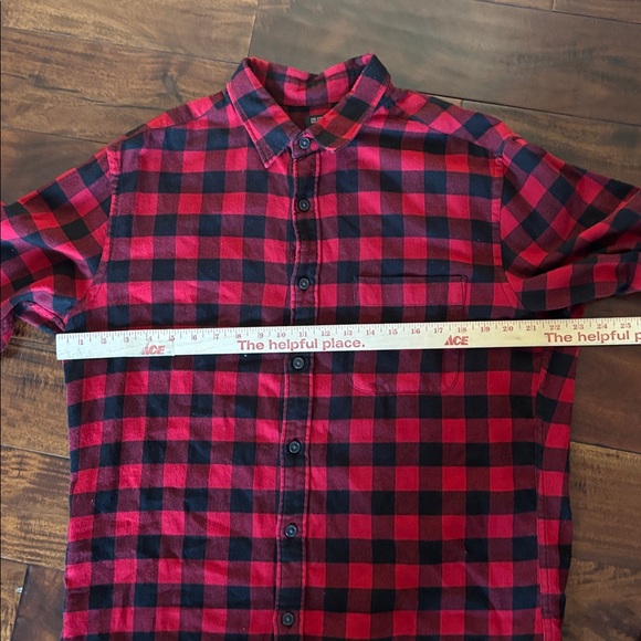 Uniqlo | Red and Black Plaid Button-Up flannel Shirt - Picture 6 of 11